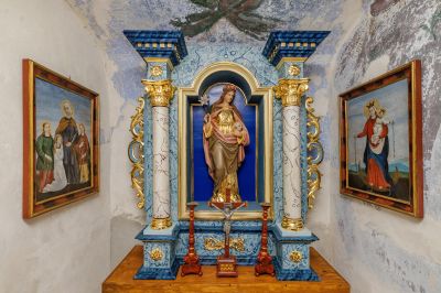 Rok 2021. Wnętrze kapliczki po zakończonych pracach konserwatorskich. Ustawiony centralnie marmoryzowany ołtarzyk ze złoceniami i figurą Św. Rozalii w niszy. Na ścianach odsłonięte, zachowane fragmenty polichromii oraz obrazy na blasze z przedstawieniem Św. Zofii po lewej stronie i Matki Boskiej R&oacute;żańcowej po stronie prawej. Fot. ze zbior&oacute;w autorki